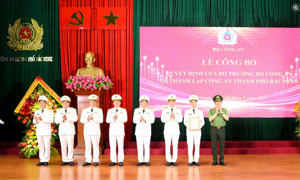 Bac Ninh City Police debuts, urged to complete structure