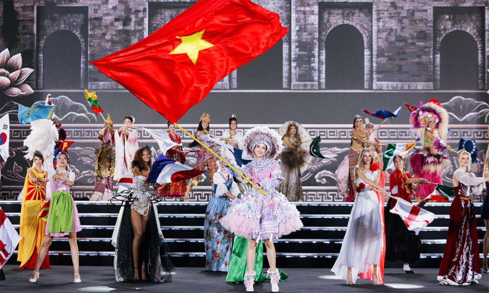 "Beauty ambassadors" promote image of Vietnam to the world