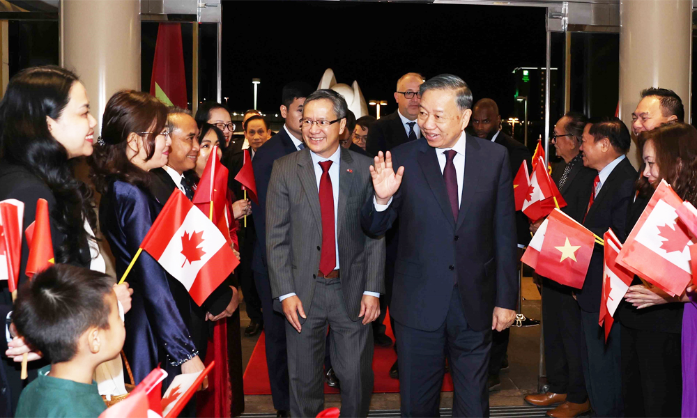Top leader begins state visit to Canada