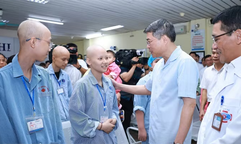 PM visits, presents gifts to child patients at Vietnam National Cancer Hospital