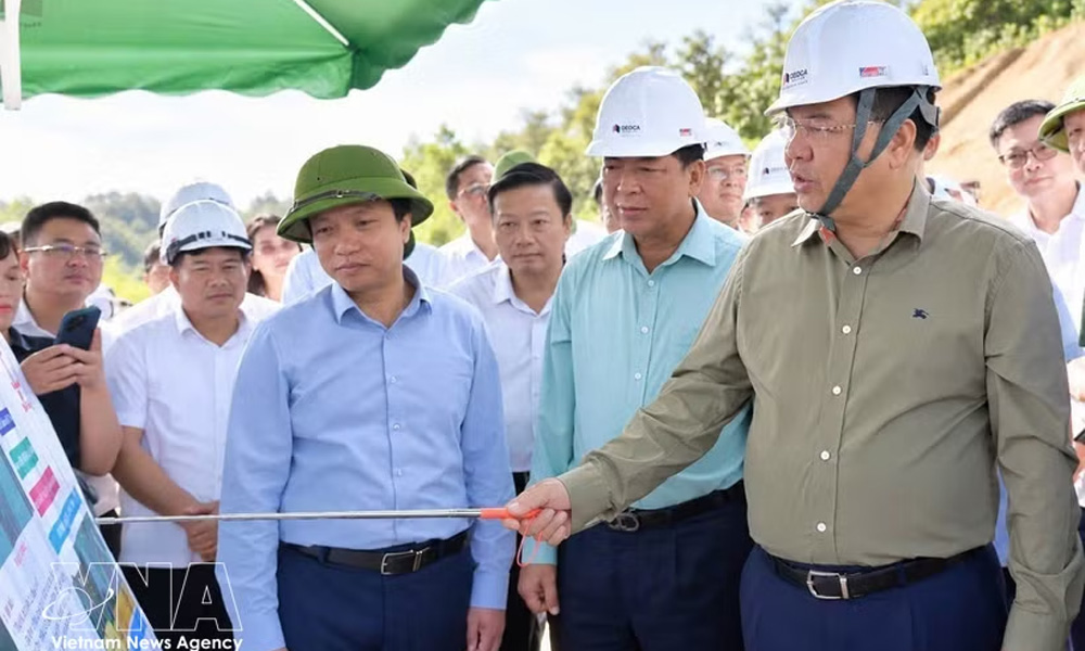 Deputy PM Pham Gia Tuc urges faster progress on two northern expressway projects