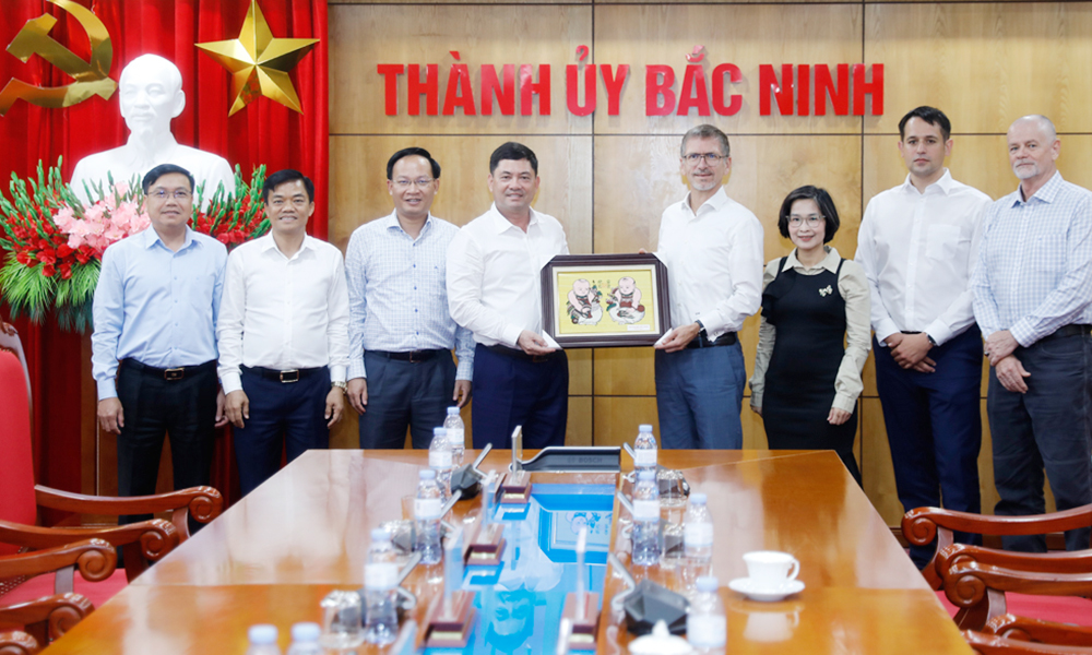 Bac Ninh municipal Party Chief Nguyen Hong Thai works with ENERTRAG Group