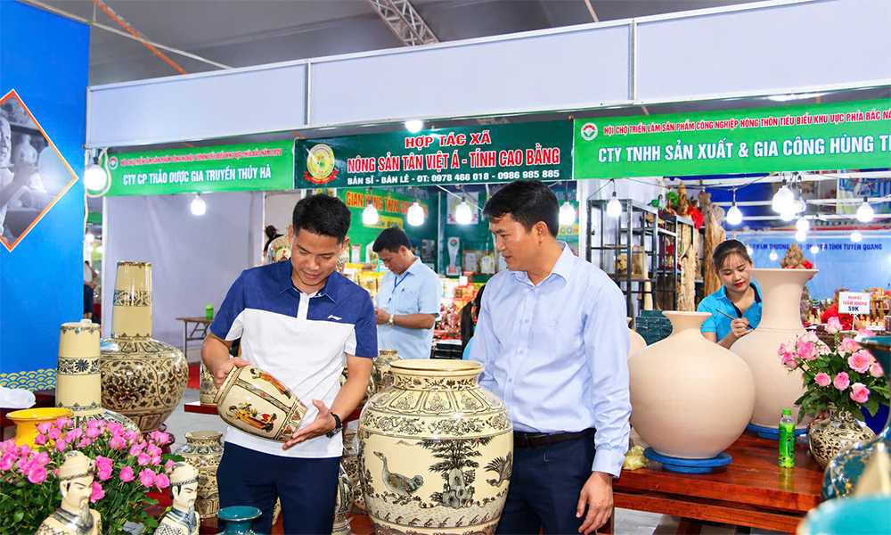 Nearly 500 booths showcase Northern Vietnam’s rural industrial products