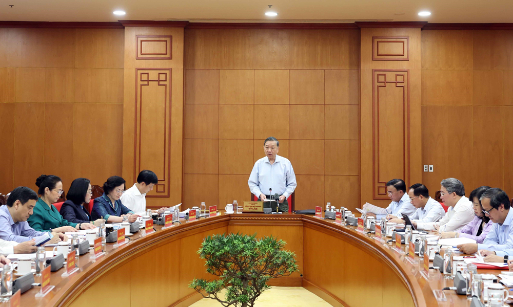 Top leader asks for sports development to build national strength