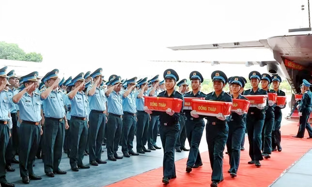 Military aircraft transports 15,401 samples of martyrs' remains to Hanoi for DNA testing