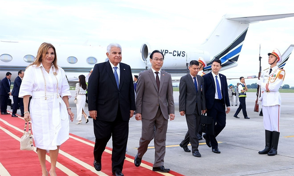 Panamanian President and spouse begin official visit to Vietnam