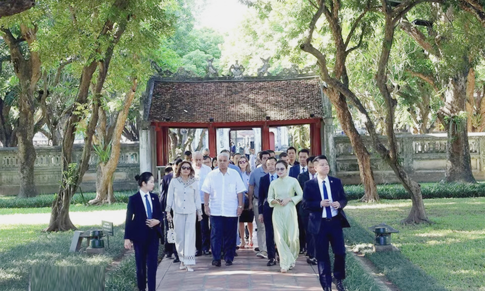 Panamanian President and spouse visit Temple of Literature