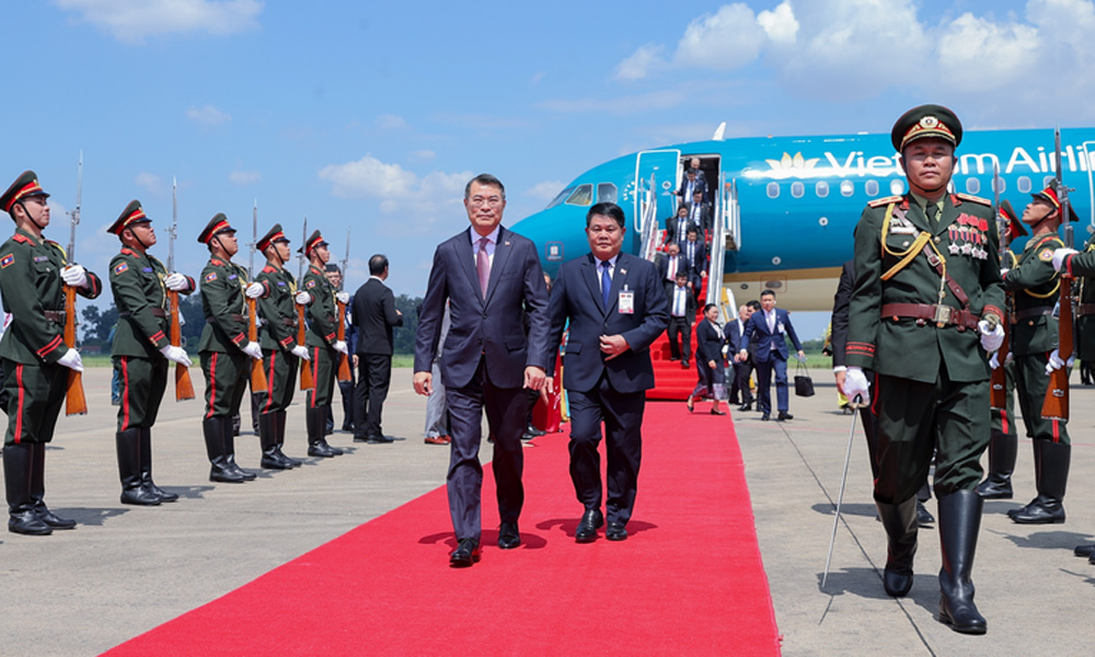 PM arrives in Vientiane, beginning official visit to Laos