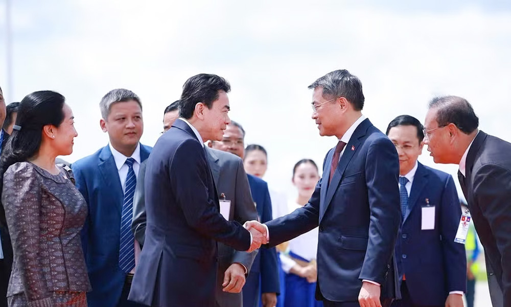 PM arrives in Phnom Penh, starting official visit to Cambodia