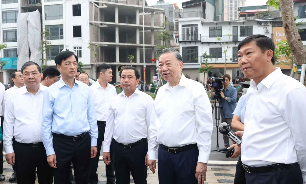 Top leader inspects key infrastructure projects in Hanoi