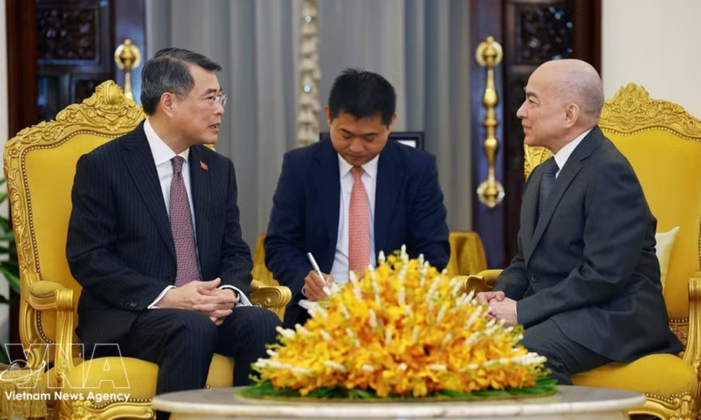 Vietnamese PM pays courtesy visits to Cambodian King, Queen Mother