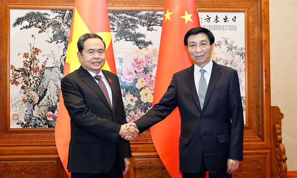 Vietnam, China to boost legislative, people-to-people exchanges