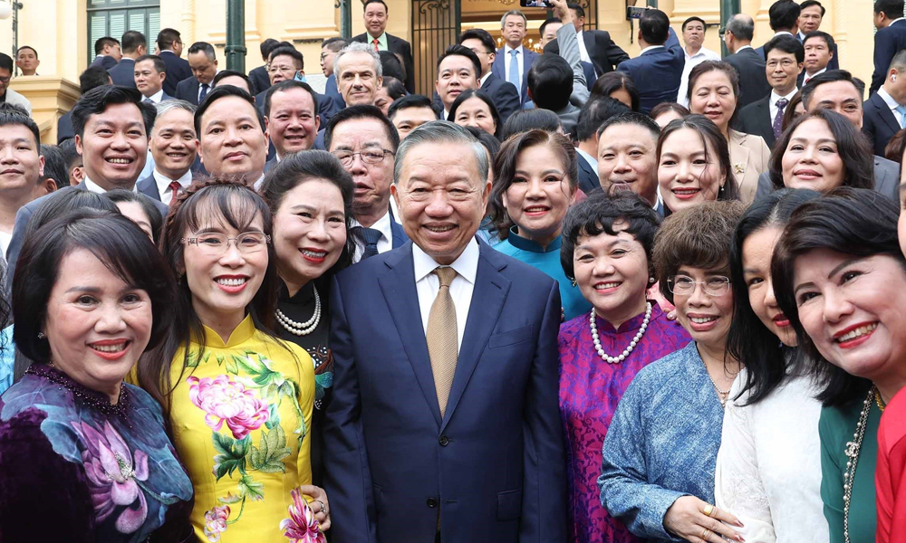Top leader pledges support for firms, presses tech self-reliance