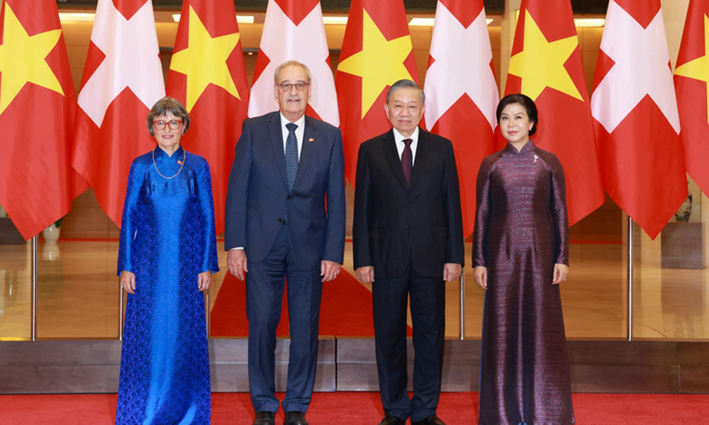 Top Vietnamese leader hosts welcome ceremony for Swiss President