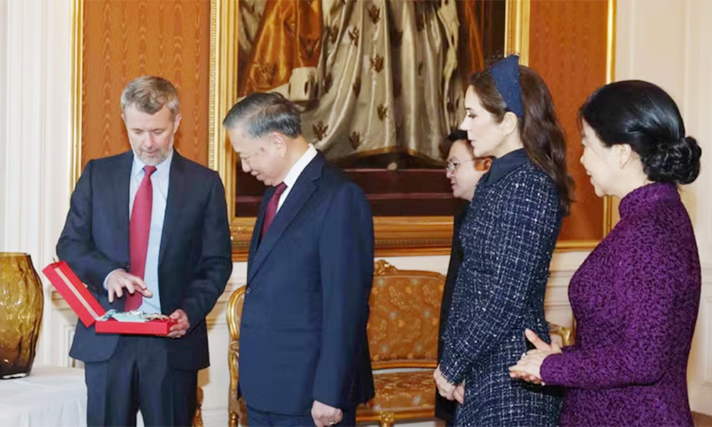 Top Vietnamese leader receives Denmark’s highest-ranked honour