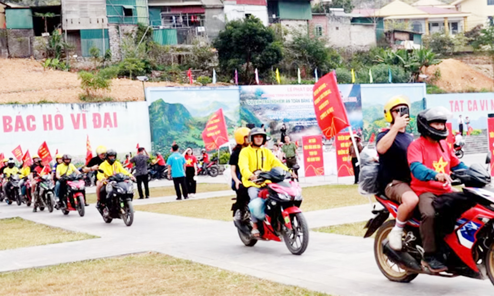 100 motorbikes conquer Ma Pi Leng Pass to promote safe travel
