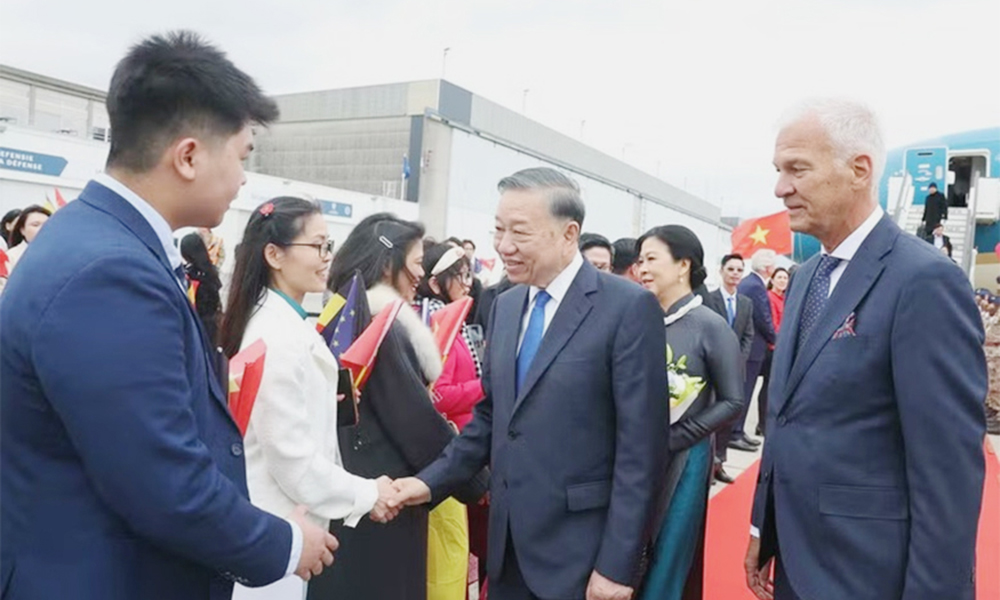 Top Vietnamese leader begins official visits to EU, Belgium