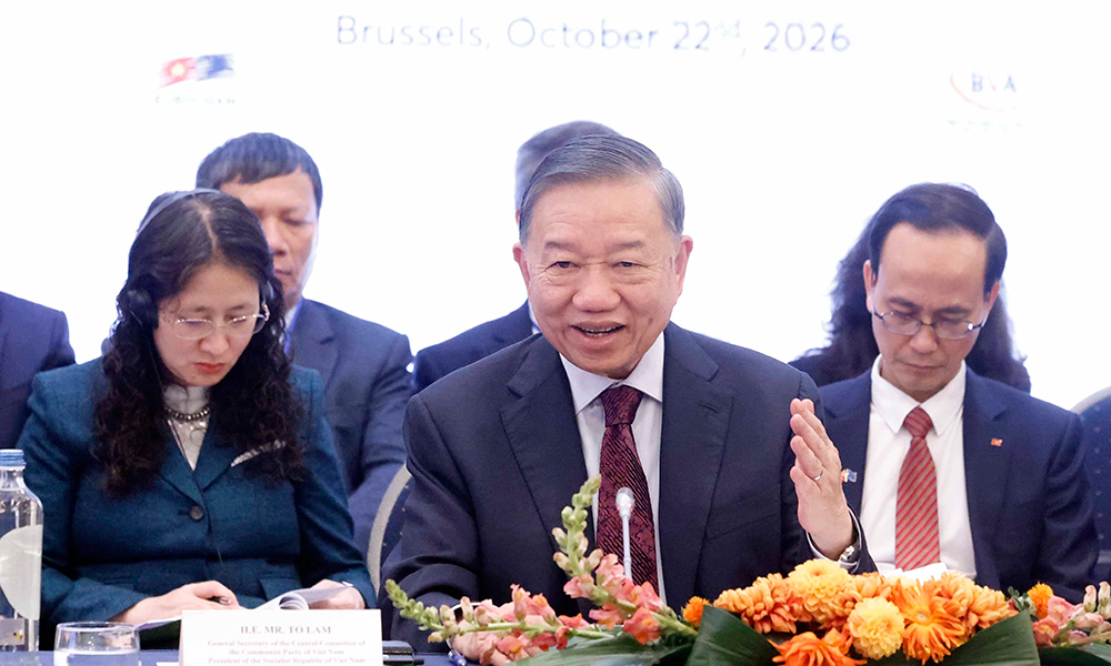 Top Vietnamese leader attends high-level dialogue with leading European, Belgian business executives