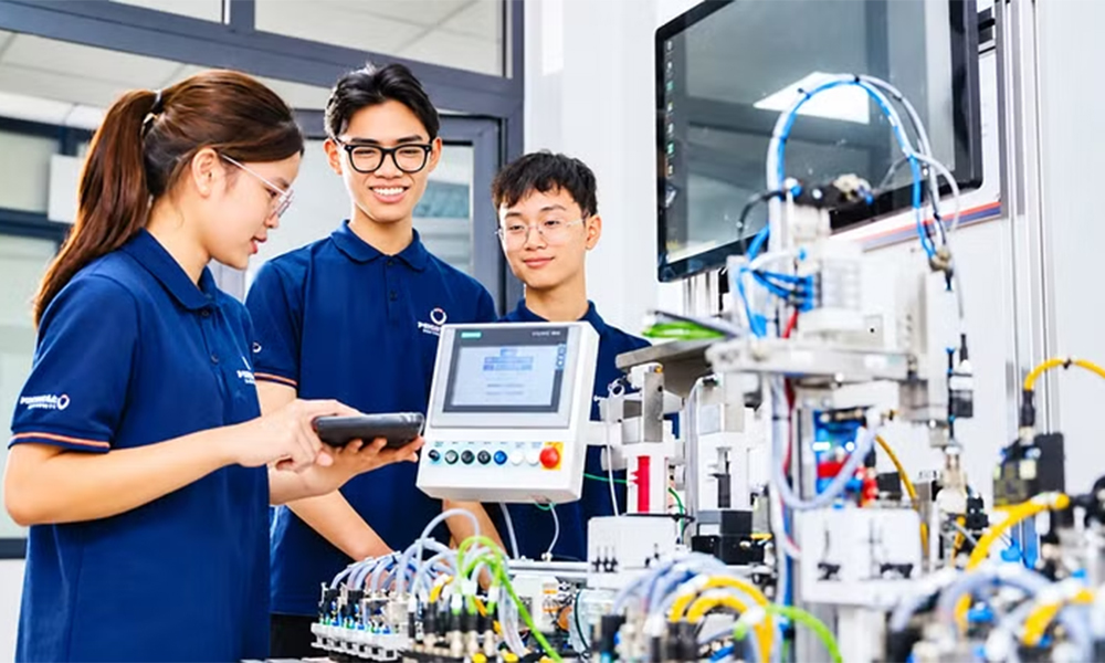 Semiconductor training brought closer to industrial practice