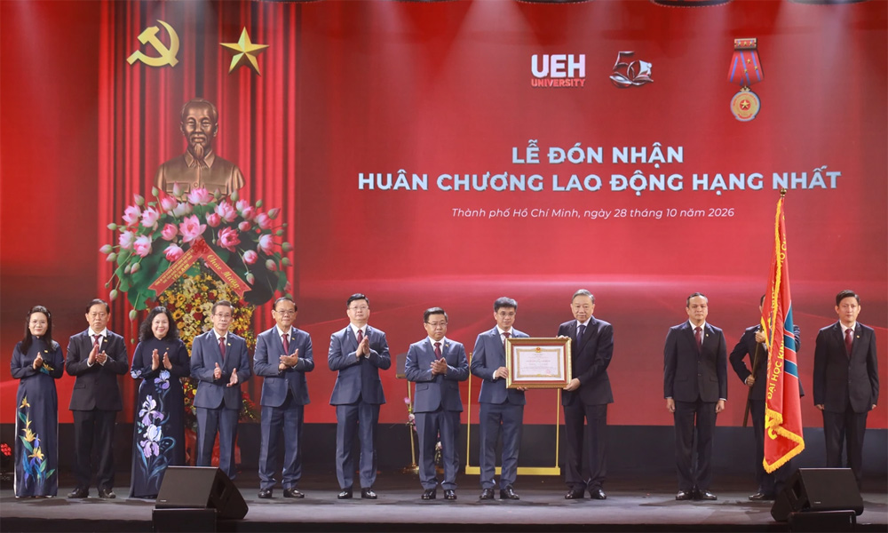 Top leader urges economics university to develop high-quality human resources, nurture talent