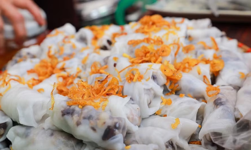 UK magazine spotlights Hanoi food tour starting at 4am