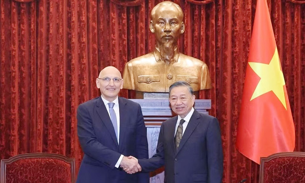 Top leader receives Azerbaijani presidential envoy