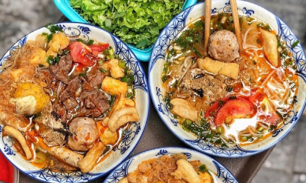 Khách Australia ấn tượng với 'cả thế giới gia vị' của món bún riêu Việt