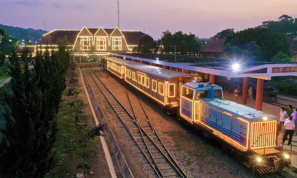$4 Da Lat night train tour offers unique tourist experience
