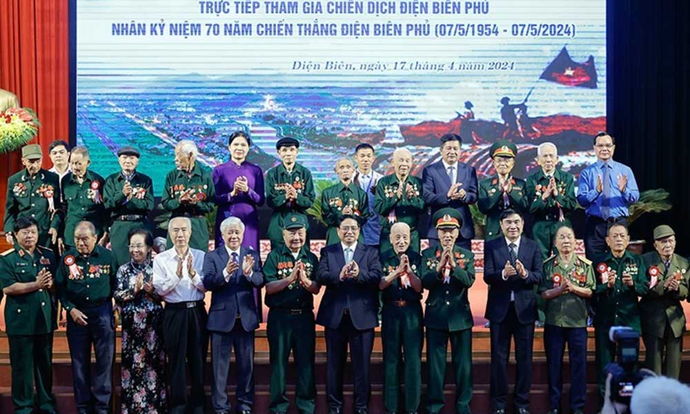 PM meets veteran soldiers, young volunteers, frontline workers serving Dien Bien Phu Campaign