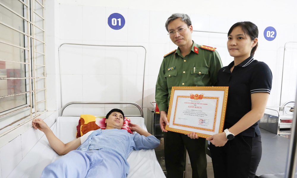 Bắc Giang: Khen thưởng đột xuất phó trưởng công an xã bị thương trong phòng, chống lũ