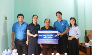 Bắc Ninh: Chi trả quyền lợi bảo hiểm cho thân nhân các nạn nhân trong vụ lật tàu trên vịnh Hạ Long