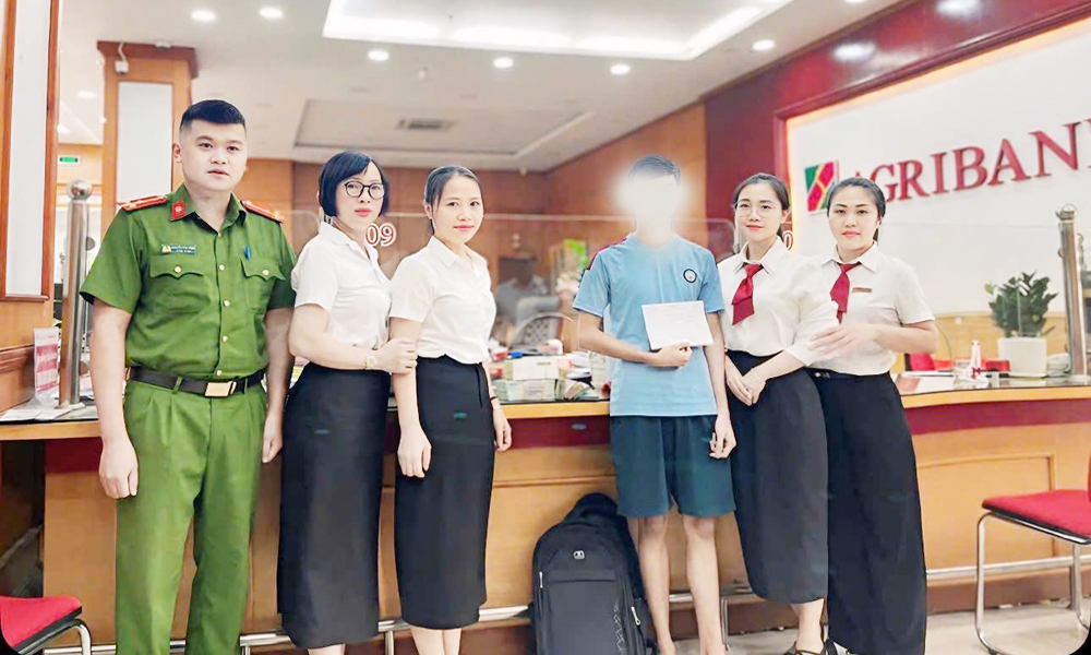  Cán bộ Agribank Chi nhánh Bắc Giang kịp thời ngăn chặn vụ lừa đảo hơn 800 triệu đồng qua mạng
