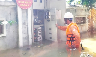 Đội Quản lý điện lực khu vực Việt Yên kịp thời bảo đảm an toàn điện tại vùng lũ Vân Hà