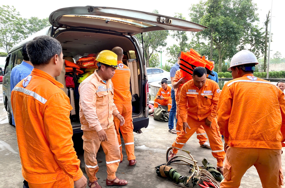  Công ty Điện lực Bắc Ninh huy động tối đa lực lượng khắc phục sự cố, sớm cấp điện trở lại vùng ngập úng