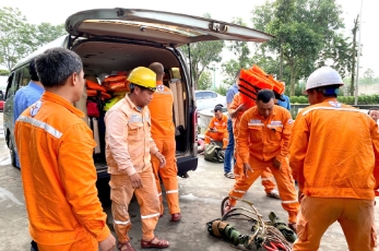  Công ty Điện lực Bắc Ninh huy động tối đa lực lượng khắc phục sự cố, sớm cấp điện trở lại vùng ngập úng