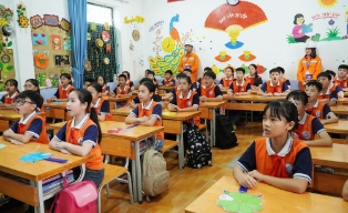 Công ty Điện lực Bắc Ninh tuyên truyền tiết kiệm điện qua cuốn sách tranh “Bí mật quả cầu tím”