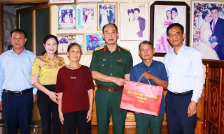 Bắc Ninh: Thăm, tặng quà người có công tiêu biểu tại phường Chũ