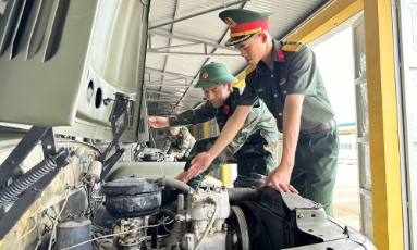  Sĩ quan trẻ “vừa hồng, vừa chuyên” 