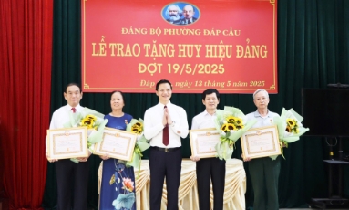 Đảng bộ tỉnh Bắc Ninh có gần 2.700 đảng viên được tặng, truy tặng Huy hiệu Đảng đợt 2/9