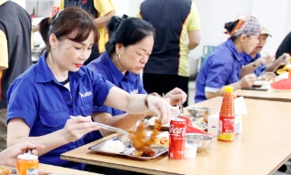 Chăm lo bữa ăn ca, chia sẻ cùng công nhân