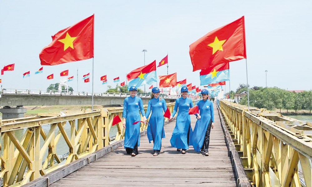  Trên cầu Hiền Lương, gặp nụ cười trong gió sớm 