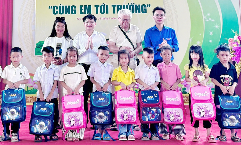  Cùng em viết tiếp ước mơ đến trường