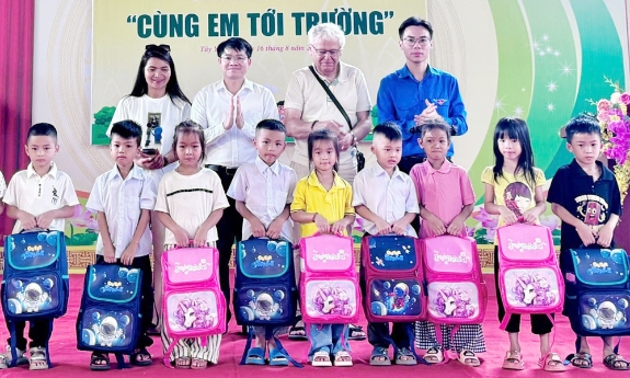 Cùng em viết tiếp ước mơ đến trường