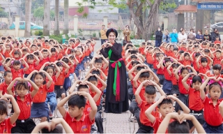 Ca sĩ Hòa Minzy "viết tên" quê hương trên bản đồ âm nhạc toàn cầu