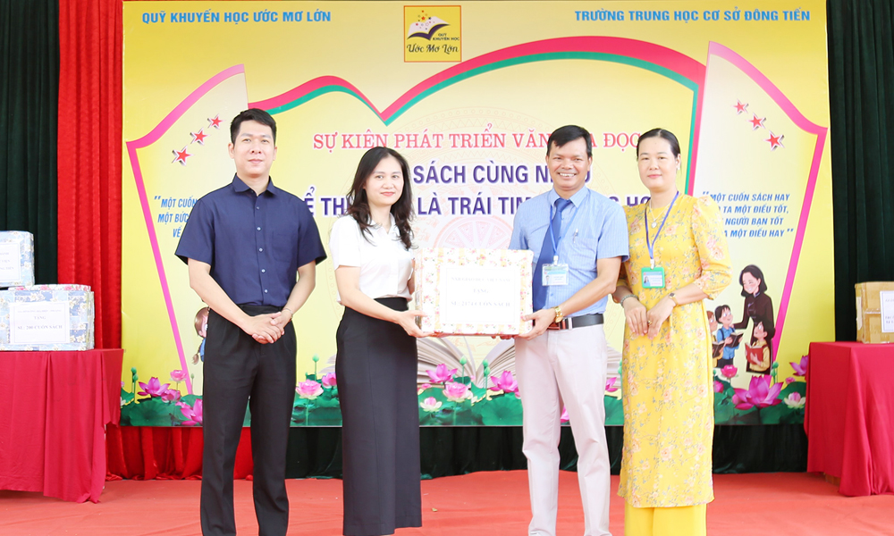  Nhà xuất bản Giáo dục Việt Nam tặng 2 nghìn đầu sách cho Trường Trung học cơ sở Đông Tiến
