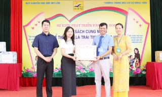 Nhà xuất bản Giáo dục Việt Nam tặng 2 nghìn đầu sách cho Trường Trung học cơ sở Đông Tiến