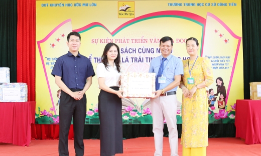 Nhà xuất bản Giáo dục Việt Nam tặng 2 nghìn đầu sách cho Trường Trung học cơ sở Đông Tiến