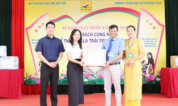Nhà xuất bản Giáo dục Việt Nam tặng 2 nghìn đầu sách cho Trường Trung học cơ sở Đông Tiến