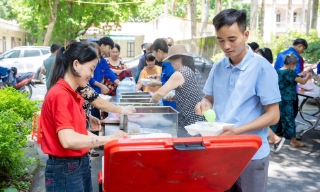 Chia sẻ yêu thương