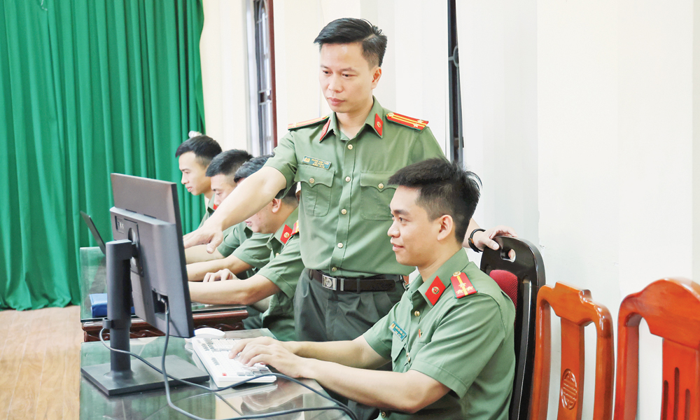  Trung tá Hoàng Anh Tuấn: Thầm lặng trên mặt trận vô hình